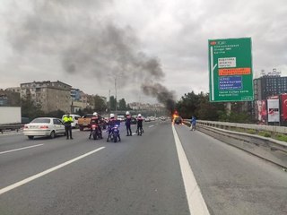 (YENİDEN)OTOMOBİL YANDI; TEM EDİRNE İSTİKAMETİ BİR SÜRE KAPATILDI-2