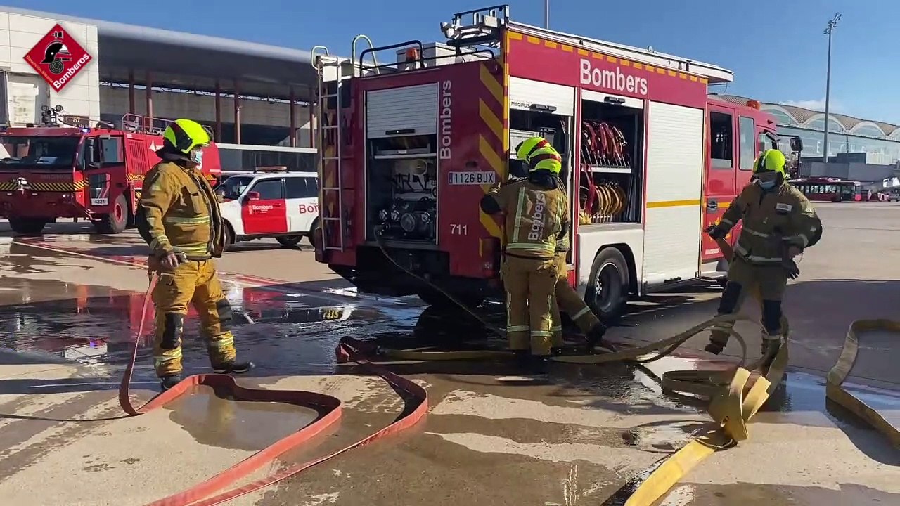 Los bomberos participan en el simulacro del aer...