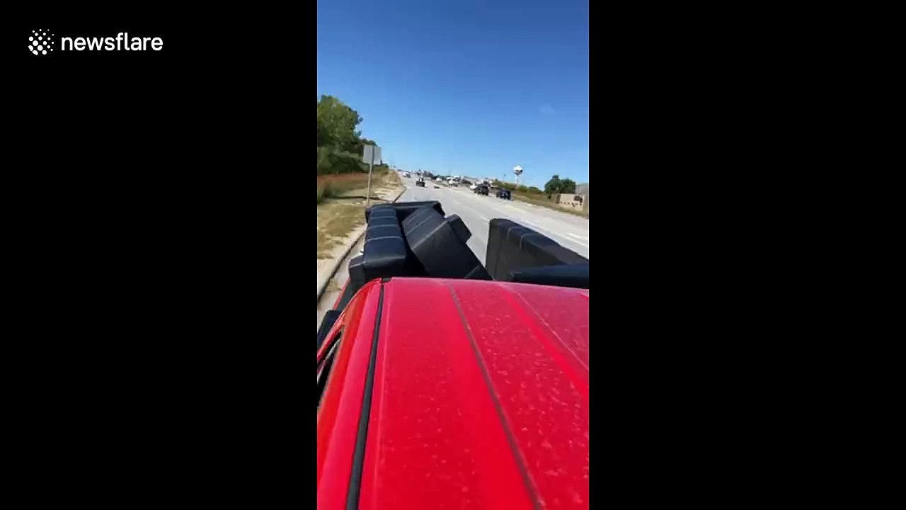 Il perd le coussin du canapé sur l'autoroute et galère pour le récupérer