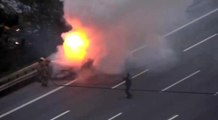 TEM'de otomobil alev alev yandı, trafik kilitlendi