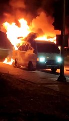 Son dakika haberleri! Alev topuna dönen minibüsünü çaresiz halde izledi, art arda gelen patlamalar korkuttu