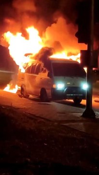 Son dakika haberleri! Alev topuna dönen minibüsünü çaresiz halde izledi, art arda gelen patlamalar korkuttu