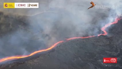 El flujo de lava continúa sobre la colada primigenia rellenando los huecos que se salvaron con las primeras lavas