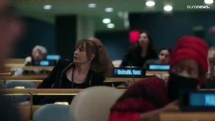 Un dinosaurio irrumpe en la ONU para reprochar a los humanos su insensatez