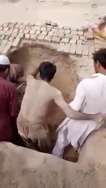 فيديو بعد دفن ابنه بثلاث ساعات اكتشف انه حي يصرخ من القبر