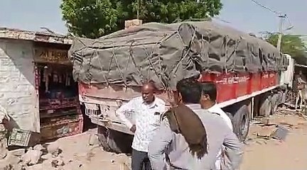 अनियंत्रित ट्रेलर तीन दुकानों में घुसा, जनहानि टली