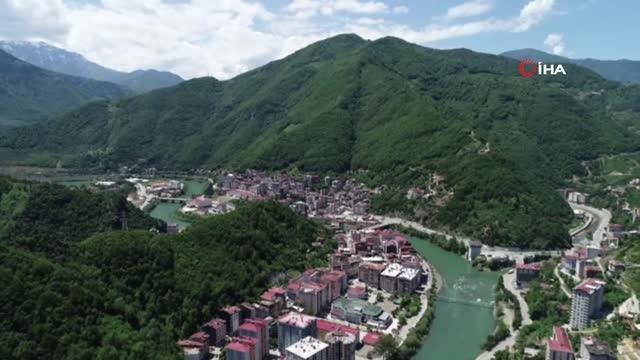 Omurilik hastası yürüme engelli Bilge Aras evde eğitim almanın mutluluğu yaşıyor