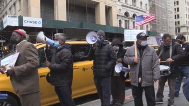 Taxistas de Nueva York entran en huelga de hambre, ahogados por las deudas