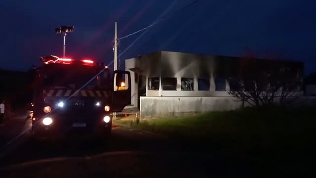 Incêndio em fábrica de estofados destrói cerca de 40 jogos de sofás em Umuarama