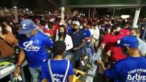Fanáticos acuden al estadio Quisqueya con tarjeta vacuna en mano