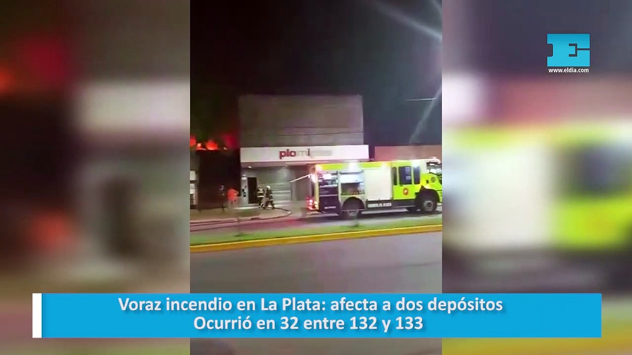 Voraz incendio en un depósito en La Plata: trabajan varias dotaciones para controlar las llamas