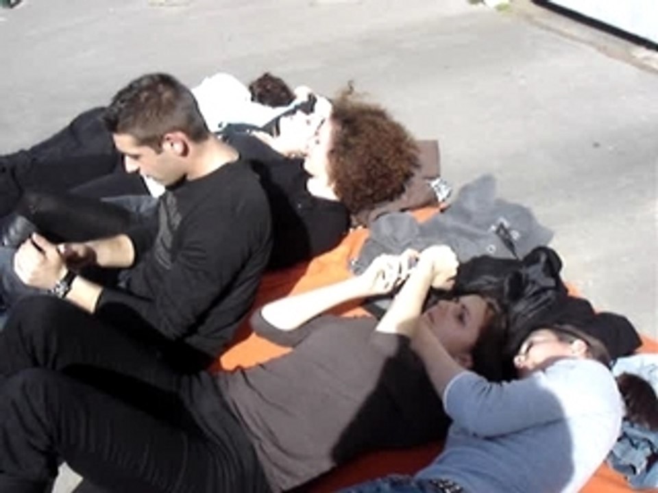 Sieste au soleil.. sur le trottoir!