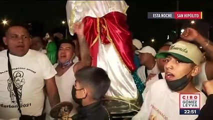 Llegan decenas de fieles a iglesia de San Hipólito