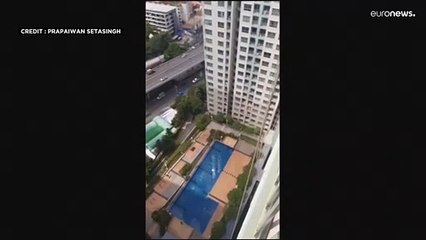 فيديو | امرأة تايلاندية غاضبة تقطع حبل منصة تحمل دهانين على علو 26 طابقاً