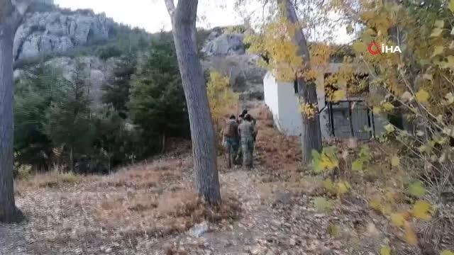 Eğirdir'de dağlık alanda ölü bulunan şahsın cenazesi 700 metreden komandoların yardımıyla indirildi