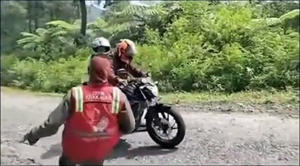 Wanita ini teringat jemuran di rumah, rela tinggalkan pria yang di boncengnya. .Happy Ending