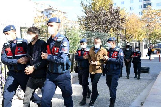 Gazetecileri Çek çek iyi çek çıkınca alırım seni diye tehdit etti çıkamadan tutuklandı