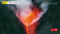 Un dron captura las imágenes más cercanas al cono del volcán de La Palma