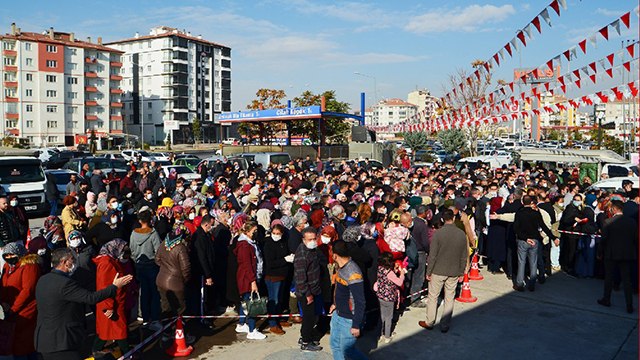 Market açılışında ‘indirim’ izdihamı
