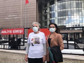 KIZININ KATİLİNİN FOTOĞRAFI OLAN TİŞÖRTLE DURUŞMAYA GELDİ