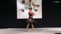 La feria del chocolate en París abre con una pasarela de vestidos de chocolate