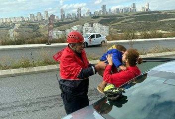 Son dakika haber | BAŞAKŞEHİR'DE OTOMOBİLDE MAHSUR KALAN BEBEĞİ İTFAİYE KURTARDI