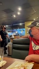 Un homme agressif ne veut pas porter le masque dans un restaurant et se fait calmer !