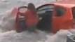Maltempo a Catania, donna scende da auto in mezzo a fiume d'acqua (28.10.21)