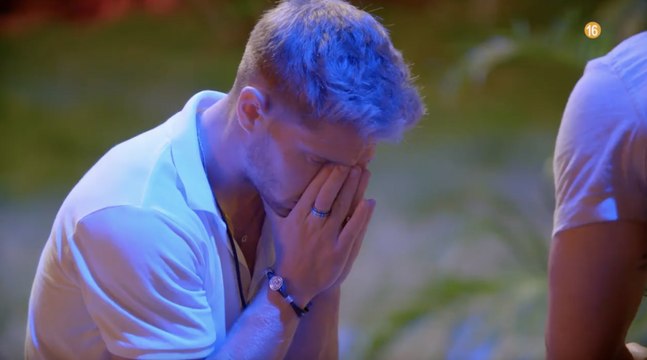 Nico tras hacer edredonning con una de las tentadoras y salir corriendo de una de las hogueras al más puro estilo ¡¡Estefanía!! para recuperar a Gal•la en La Isla de las Tentaciones 4 - Telecinco