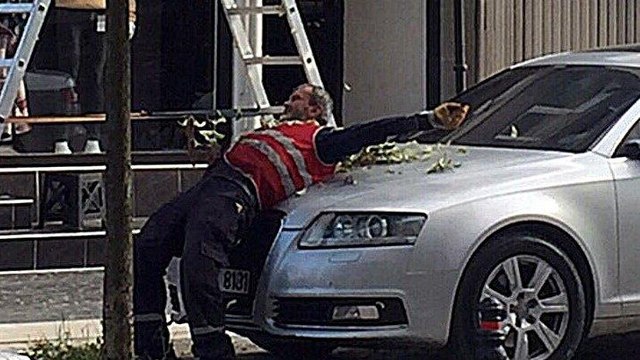 Sosyal medyada gündem oldu… Zarar görmemesi diye üzerine yattı