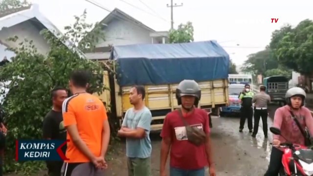 Truk Tabrak Rumah, Seorang Penghuni Mengalami Luka Serius