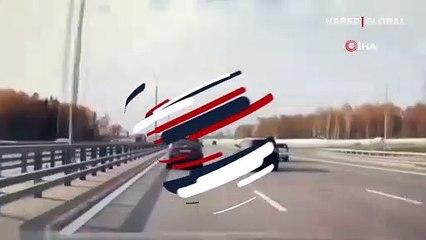 Belarus'ta intihar etmeye çalışan kişi arabaların önüne böyle atladı