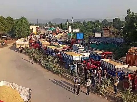 अव्यवस्थाओं की भेंट चढ़ी कुंवारती कृषि उपज मण्डी, मंडी की सडक़ रही जाम। देखे वीडियो