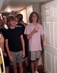 Il ose de mettre sa main dans une Cible à Fléchettes !