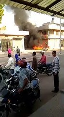 बिजली के ट्राँसफार्मर में भीषण आग, तीन दुपहिया वाहन जले