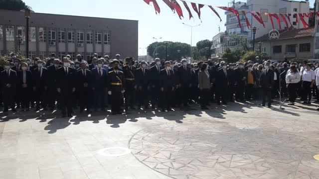 Cumhuriyet Bayramı kutlamaları kapsamında çelenk sunma töreni düzenlendi