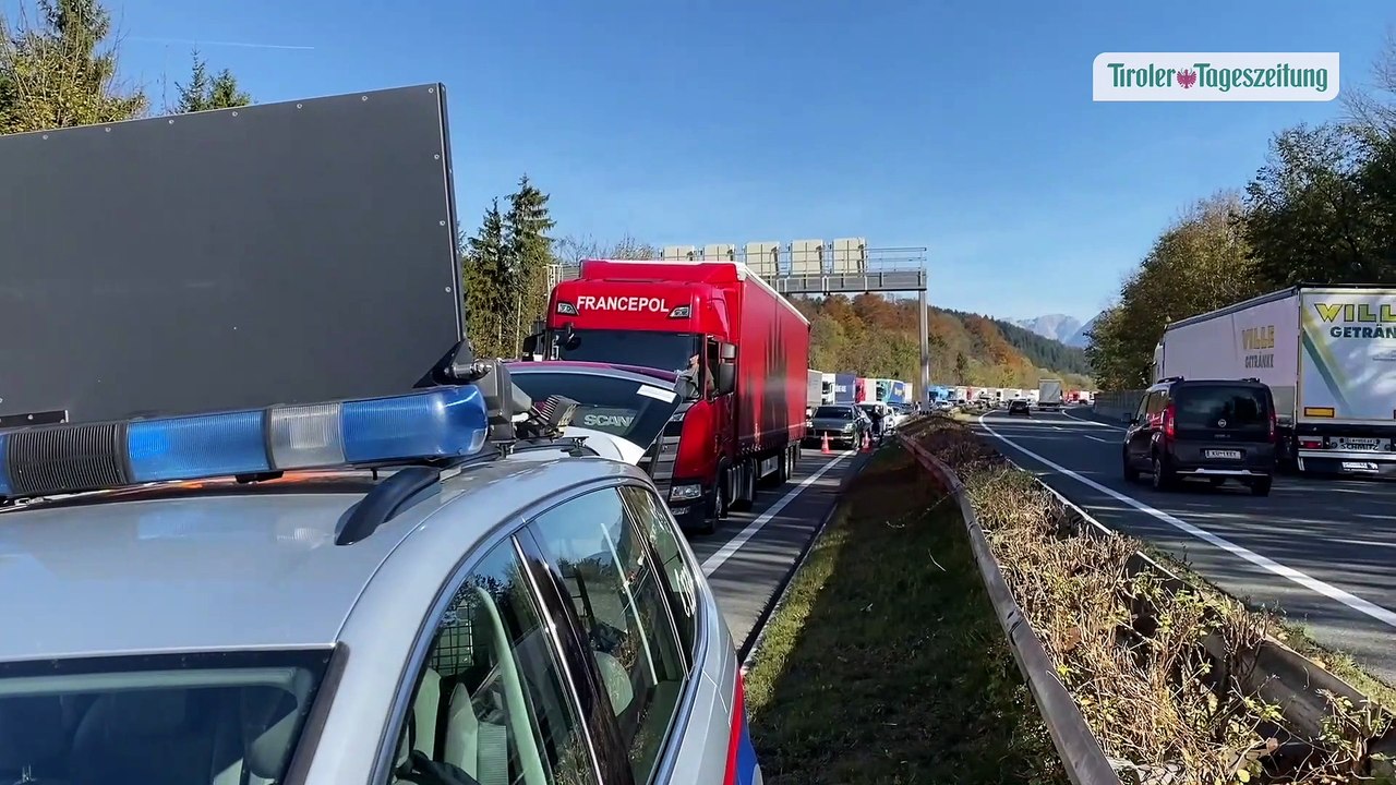 Auto prallte auf A12 bei Kramsach gegen Lkw-Heck: Lenker eingeklemmt