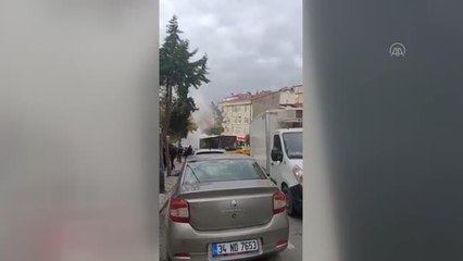 Arızalanan İETT otobüsü, sokağı duman altında bıraktı