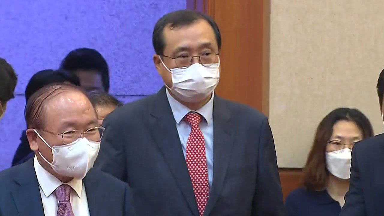 "임성근 탄핵 각하, 정치적 탄핵 입증" vs "소극적 판단 유감" / YTN