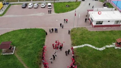 Üniversite öğrencileri Cumhuriyet'in ilanını gökyüzüne balon bırakarak kutladı