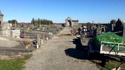 Nettoyage des tombes au cimetière de Bouge