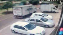 Imagem flagra carro derrubando caixas de cervejas na Av. Corbélia, em Cascavel; o mesmo carro atropelou um trabalhador