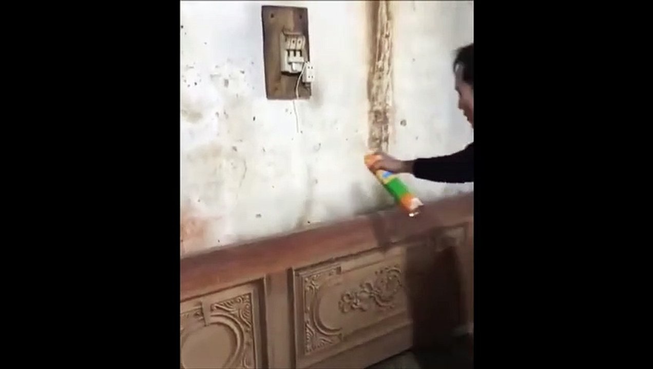 Il met un coup de bombe aérosol sur son mur et ce qui se passe est dingue