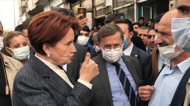 Akşener'in esnaf ziyaretinde arbede! Partililer faili meçhul sorusu soran kişinin üzerine yürüdü