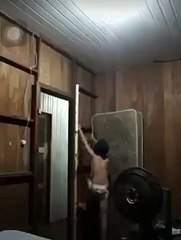 Il veut faire peur à quelqu'un derrière la porte mais son plan est un échec !