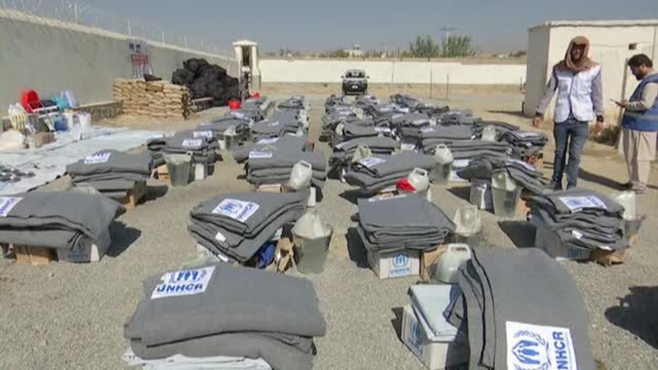 Algo de ayuda para desplazados afganos