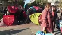 Paris: une centaine d'exilés sans abri occupent la place de l'Hôtel de ville