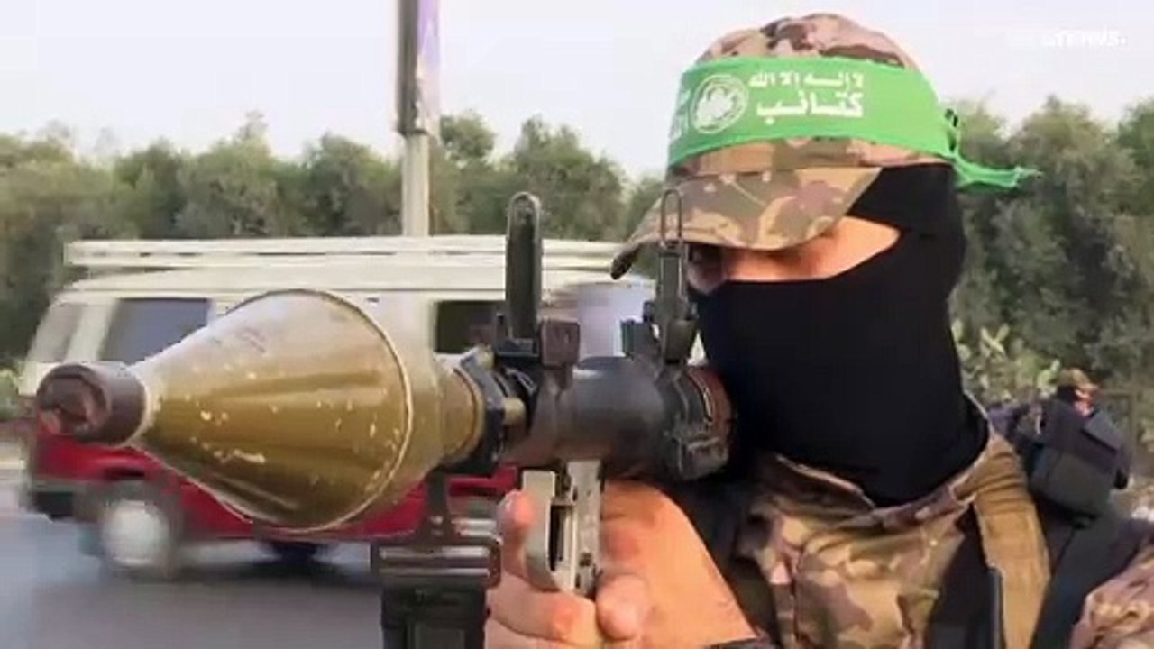 شاهد: "حماس" تنظم عرضا عسكريا في غزة تضامنا مع...