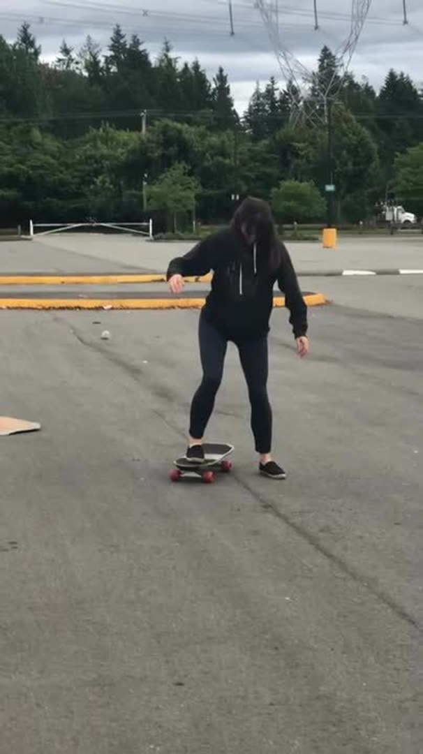 Woman Attempting Skateboarding Trick Slips and Falls on Her Side - video  Dailymotion