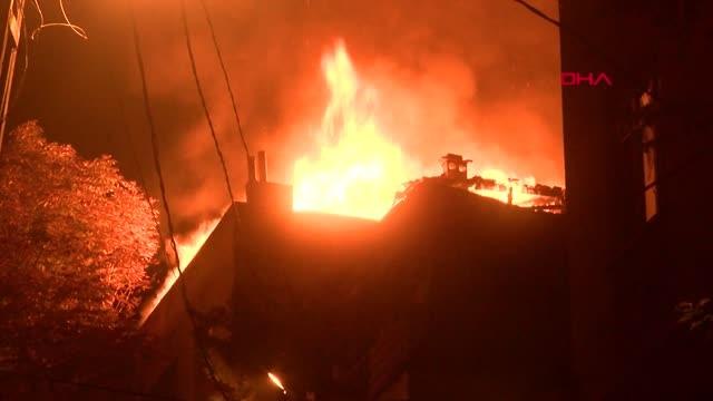 BEYOĞLU'NDA 3 KATLI BİNANIN ÇATI KATINDA YANGIN